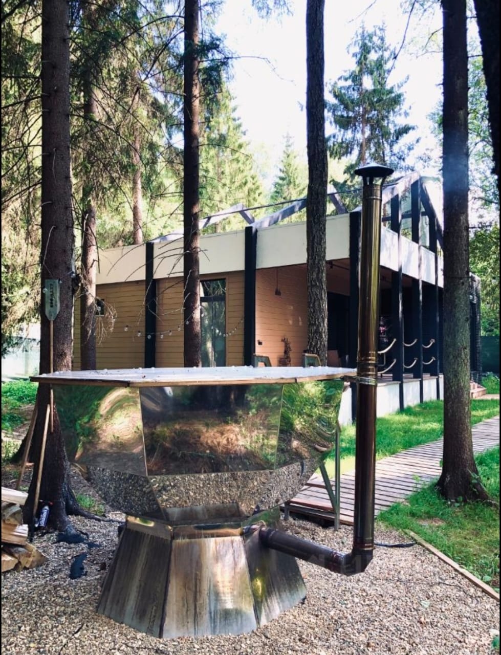 Каркасный дом с витражными окнами